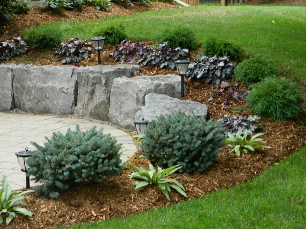 Пример оригинального дизайна: участок и сад на переднем дворе в современном стиле с мульчированием