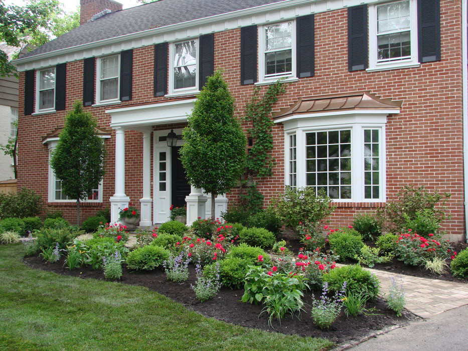 Design ideas for a mid-sized traditional partial sun front yard stone landscaping in Chicago.