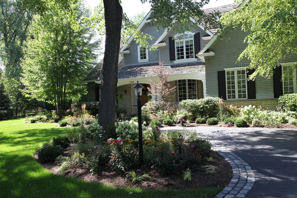 Immagine di un giardino formale chic esposto a mezz'ombra di medie dimensioni e davanti casa con un ingresso o sentiero e pavimentazioni in pietra naturale