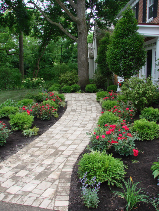 Пример оригинального дизайна: регулярный сад среднего размера на переднем дворе в классическом стиле с садовой дорожкой или калиткой, полуденной тенью и покрытием из каменной брусчатки