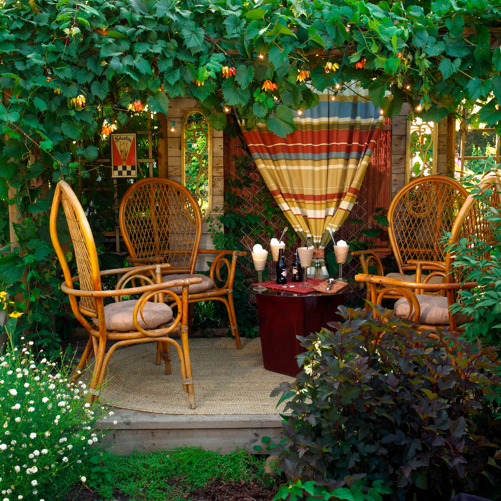 Стильный дизайн: маленький солнечный, летний участок и сад на заднем дворе в стиле шебби-шик с хорошей освещенностью и настилом для на участке и в саду - последний тренд