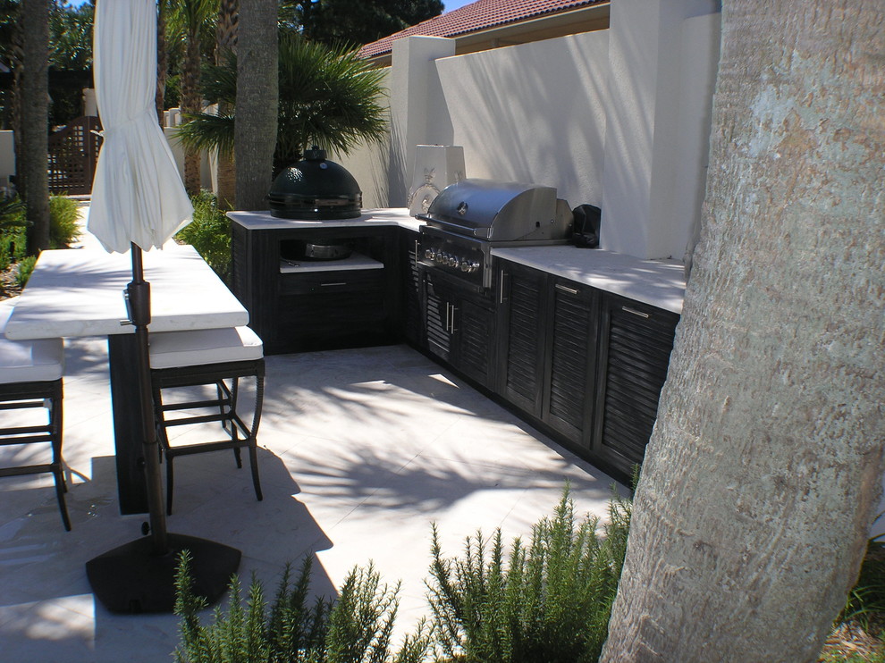 Foto di un grande patio o portico mediterraneo dietro casa con pavimentazioni in pietra naturale