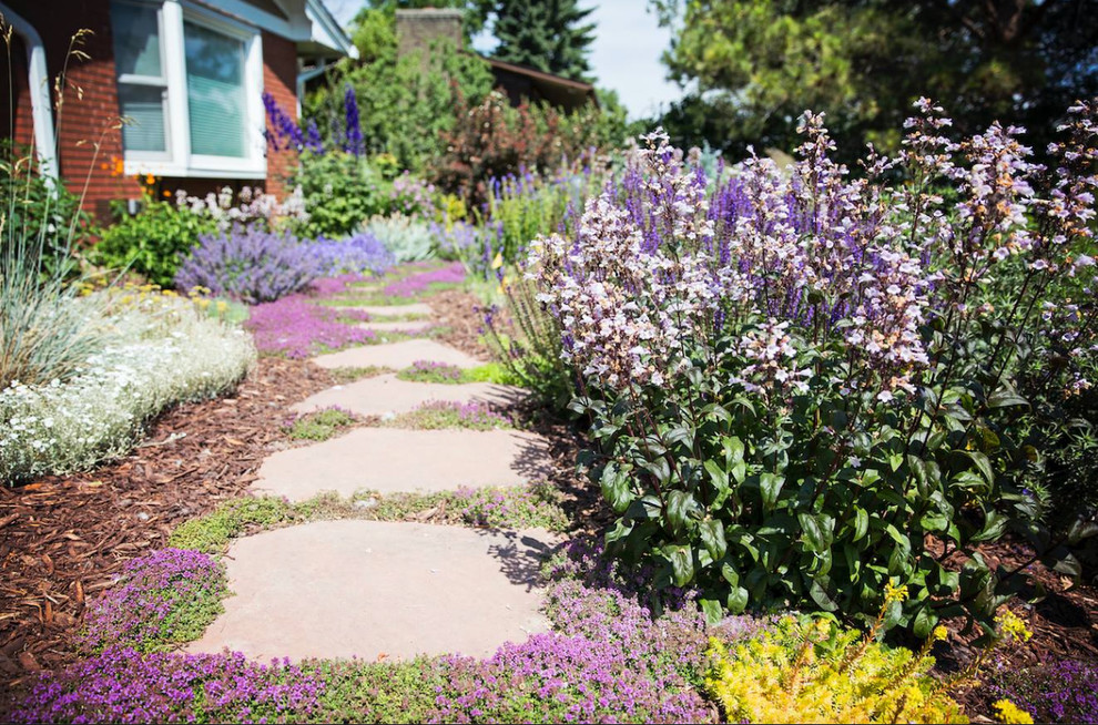 Idee per un grande giardino formale classico davanti casa in primavera con pavimentazioni in pietra naturale