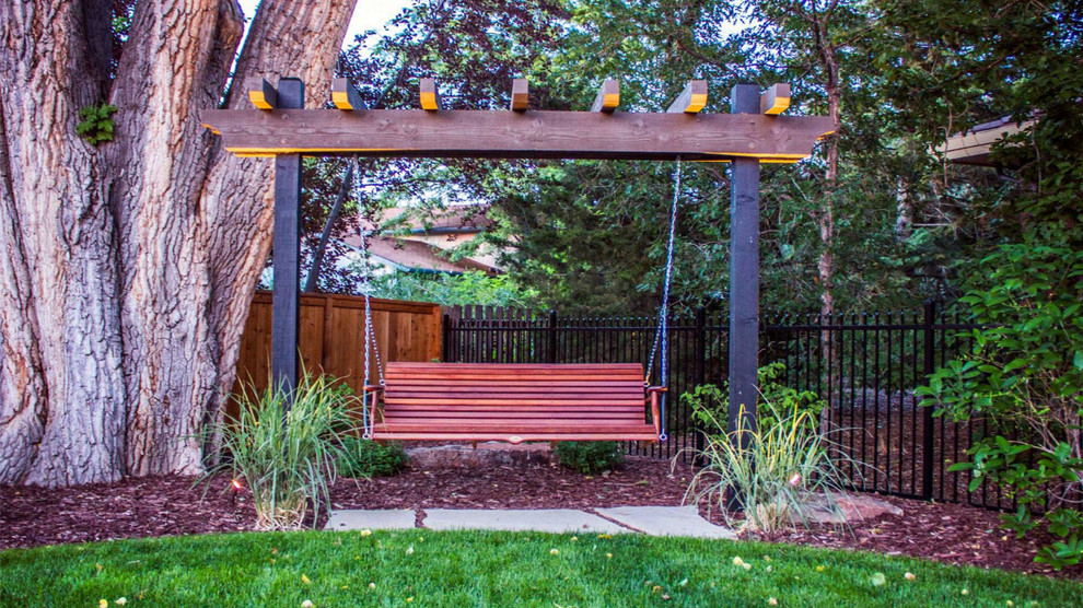 Свежая идея для дизайна: большой солнечный участок и сад на заднем дворе в стиле рустика с мульчированием и хорошей освещенностью - отличное фото интерьера