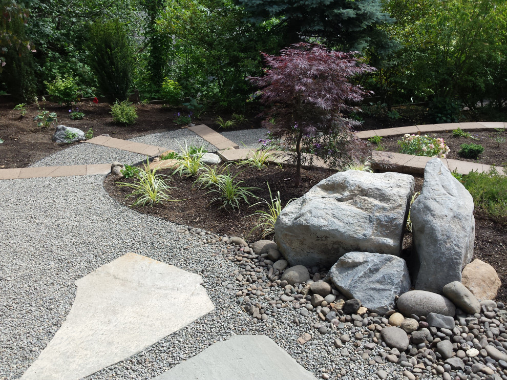 Großer Asiatischer Garten im Frühling mit direkter Sonneneinstrahlung und Natursteinplatten in Portland