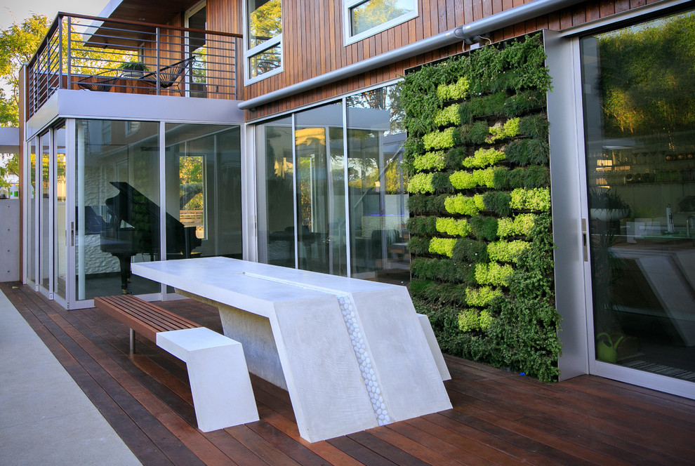 Großer, Halbschattiger Moderner Garten hinter dem Haus mit Wasserspiel und Betonboden in San Diego