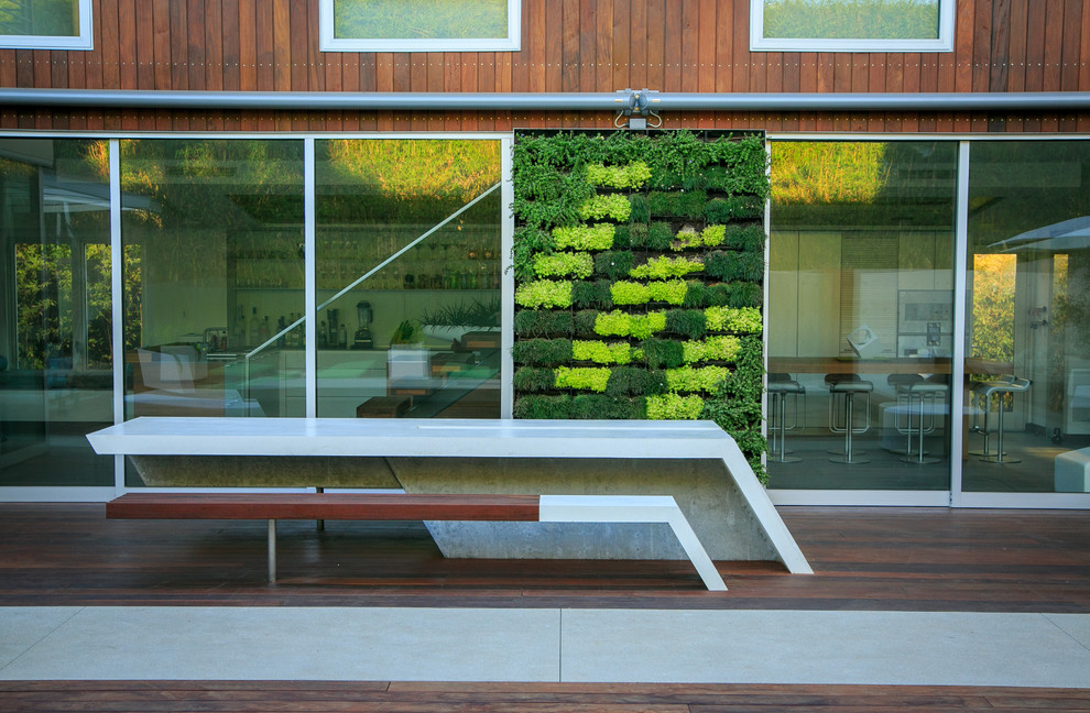 Idee per un grande giardino xeriscape minimalista esposto a mezz'ombra dietro casa con fontane e pavimentazioni in cemento