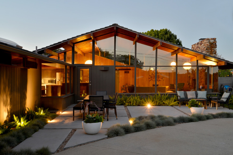 Immagine di un giardino xeriscape minimalista esposto in pieno sole di medie dimensioni e dietro casa con un caminetto