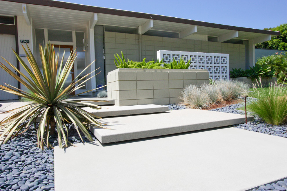 Diseño de jardín de secano retro pequeño en patio delantero con exposición total al sol y adoquines de hormigón