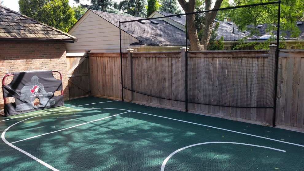 На фото: маленькая летняя спортивная площадка на заднем дворе в стиле модернизм с полуденной тенью и мощением тротуарной плиткой для на участке и в саду