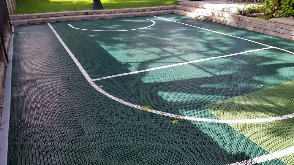 Imagen de pista deportiva descubierta minimalista pequeña en verano en patio trasero con parque infantil, exposición parcial al sol y adoquines de hormigón