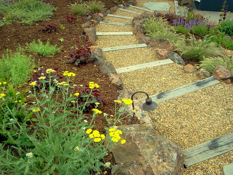 На фото: тенистый, весенний регулярный сад среднего размера на заднем дворе в классическом стиле с садовой дорожкой или калиткой и покрытием из гравия