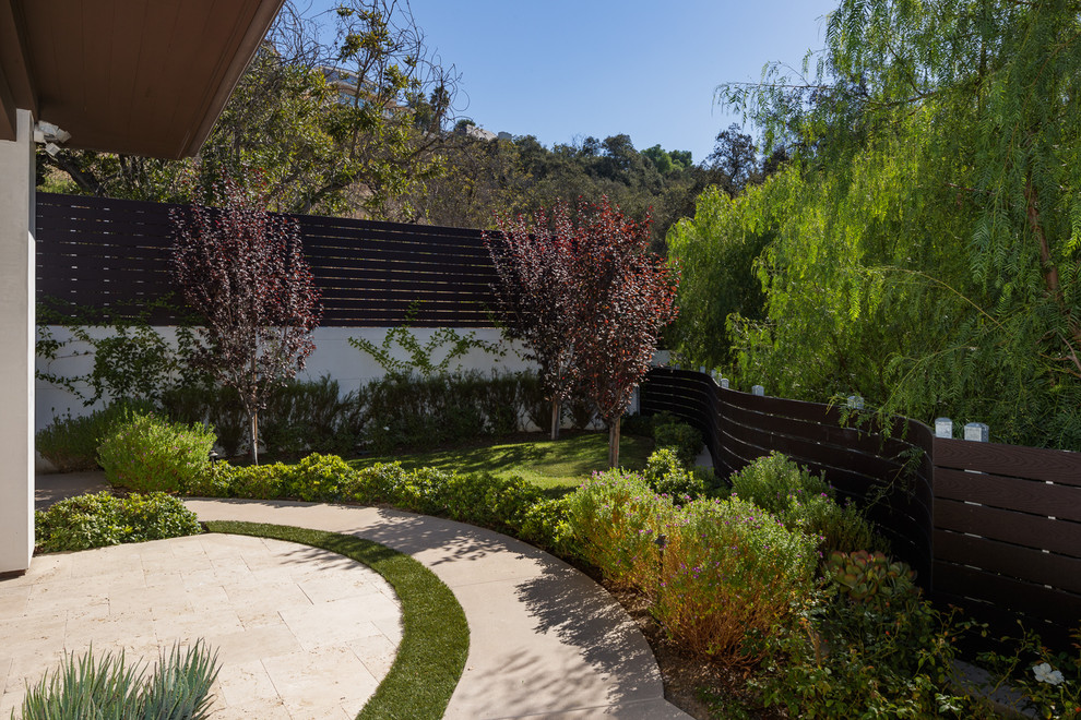 Mediterraner Garten neben dem Haus mit Vinylzaun in Los Angeles