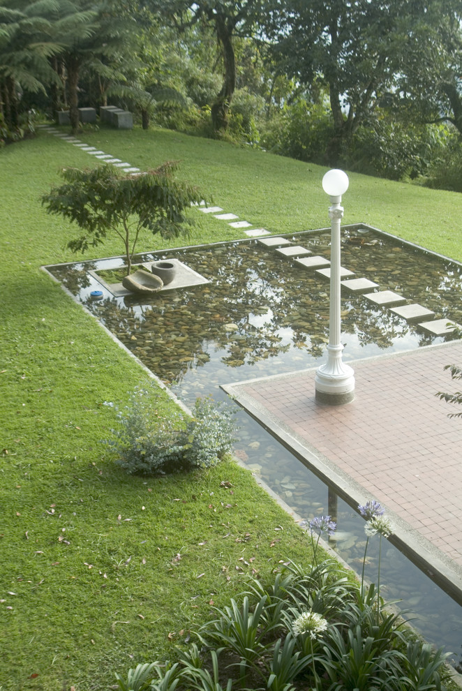 Design ideas for a contemporary water fountain landscape in Miami.