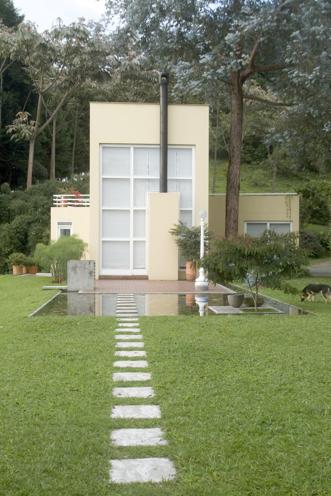 Cette image montre un jardin minimaliste avec un point d'eau.