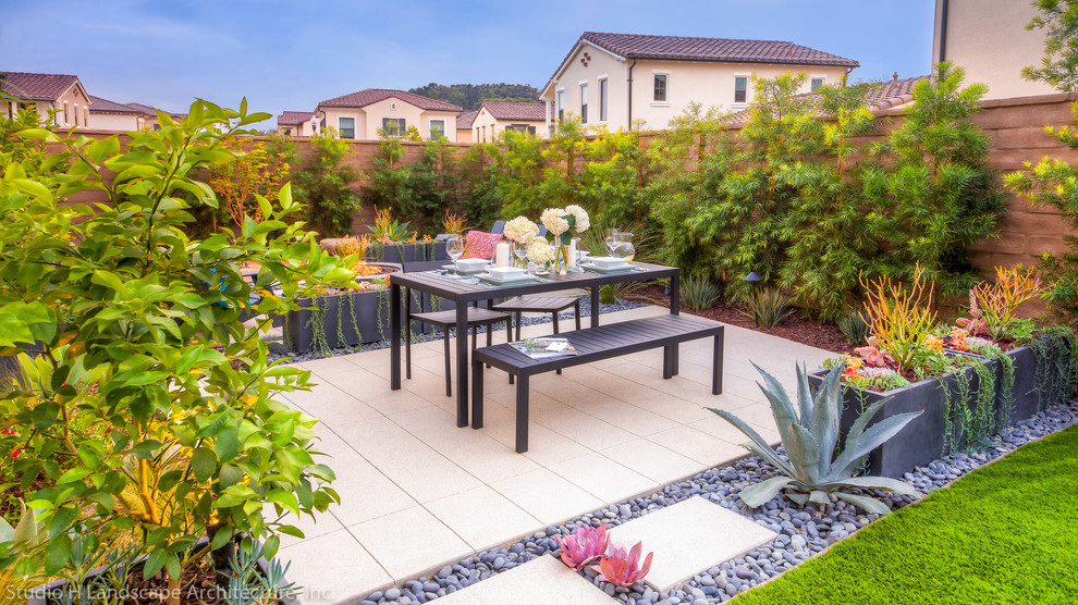 На фото: маленький регулярный сад на заднем дворе в стиле модернизм с полуденной тенью и мощением тротуарной плиткой для на участке и в саду с