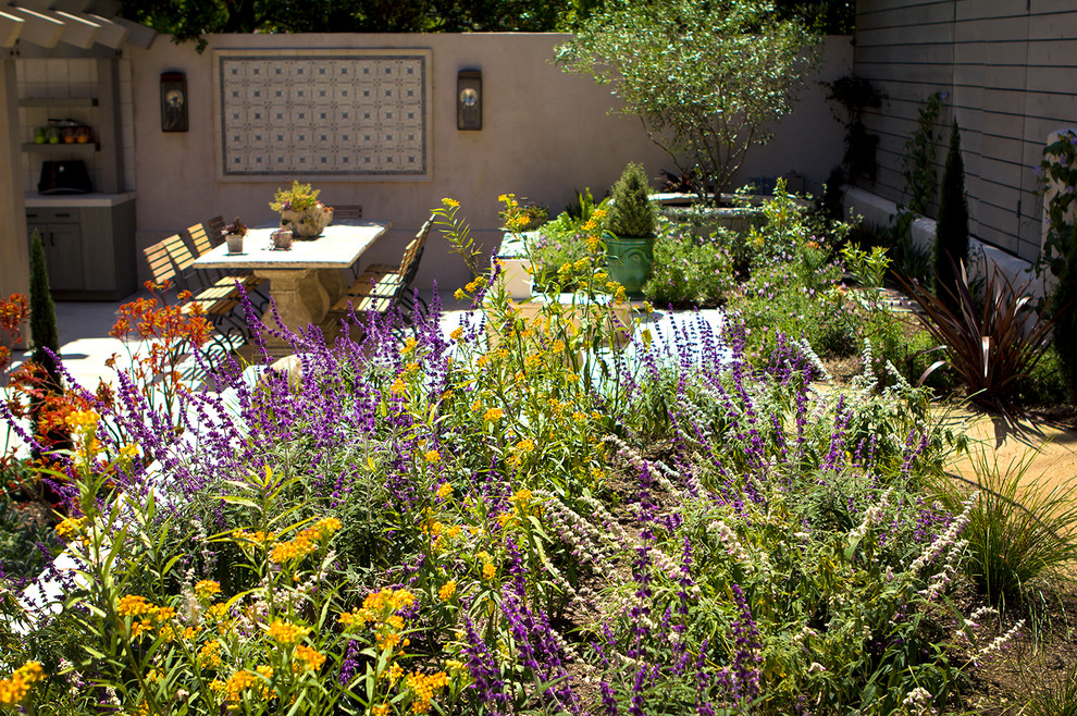 Idee per un grande giardino formale mediterraneo esposto in pieno sole dietro casa