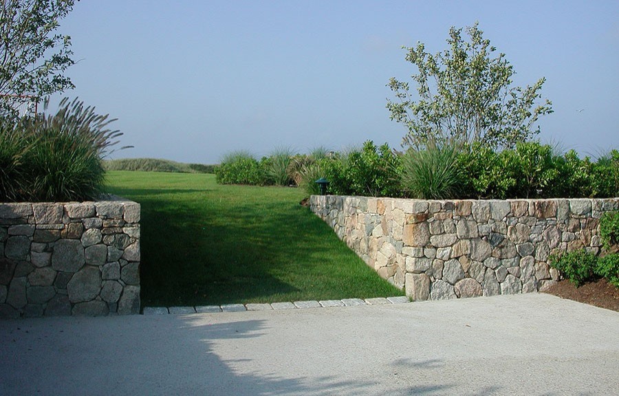 Imagen de acceso privado de estilo de casa de campo grande en patio lateral con exposición total al sol y adoquines de piedra natural