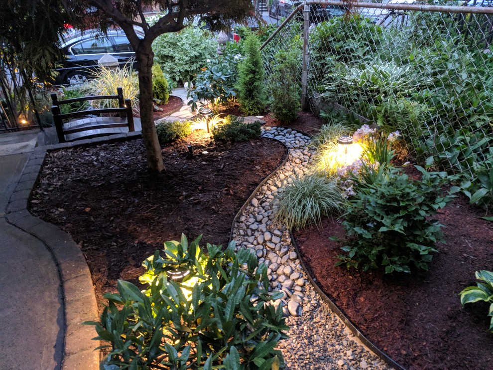Cette photo montre un jardin avant chic de taille moyenne avec une exposition ombragée et des pavés en béton.