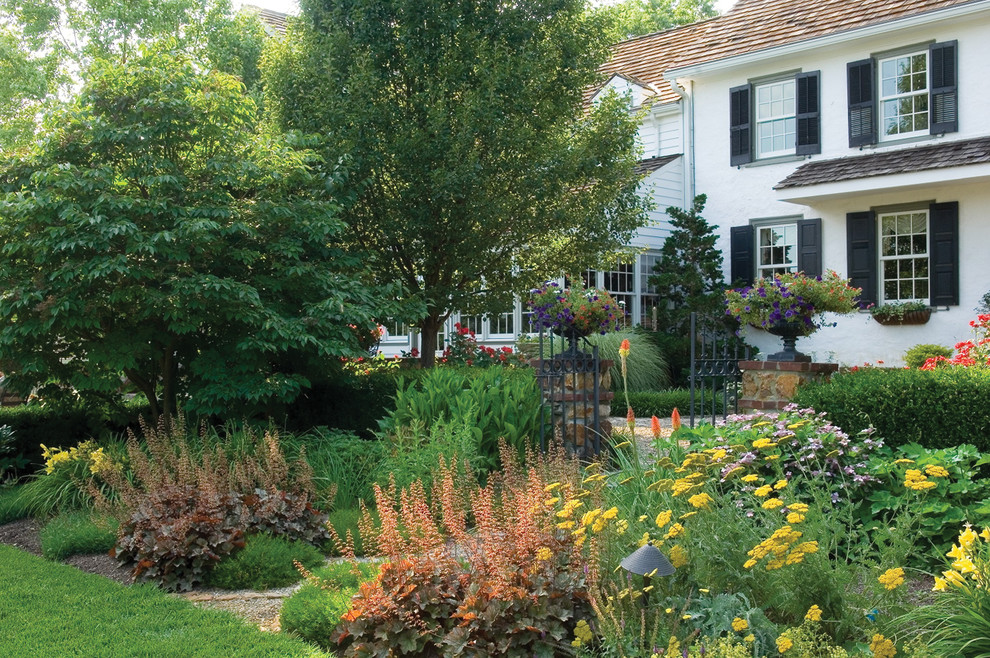 На фото: большой летний регулярный сад на заднем дворе в классическом стиле с садовой дорожкой или калиткой, полуденной тенью и покрытием из гравия с