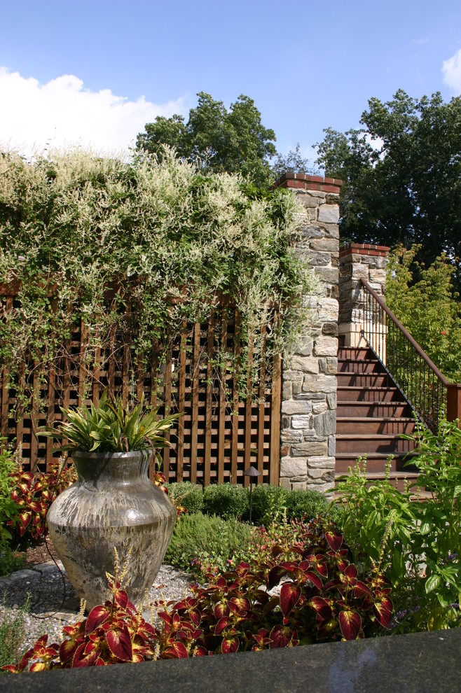 Réalisation d'un petit jardin arrière design avec du gravier.