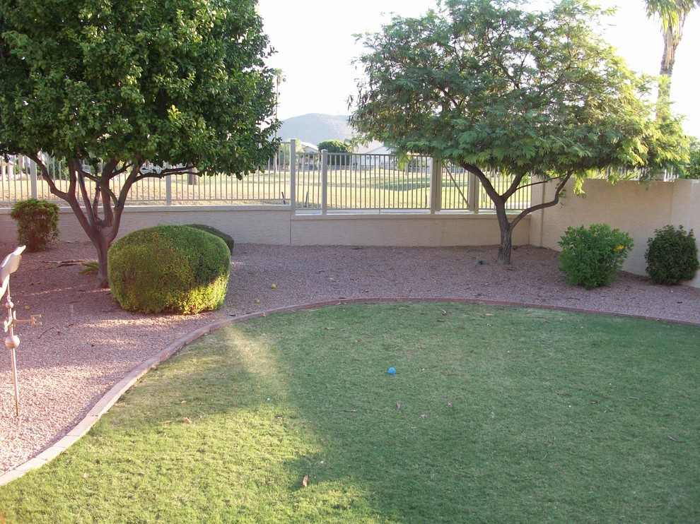 На фото: большой сад с прудом на заднем дворе в средиземноморском стиле с полуденной тенью с