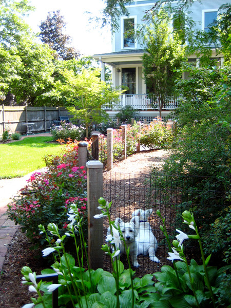 Design ideas for a traditional landscaping in Chicago.