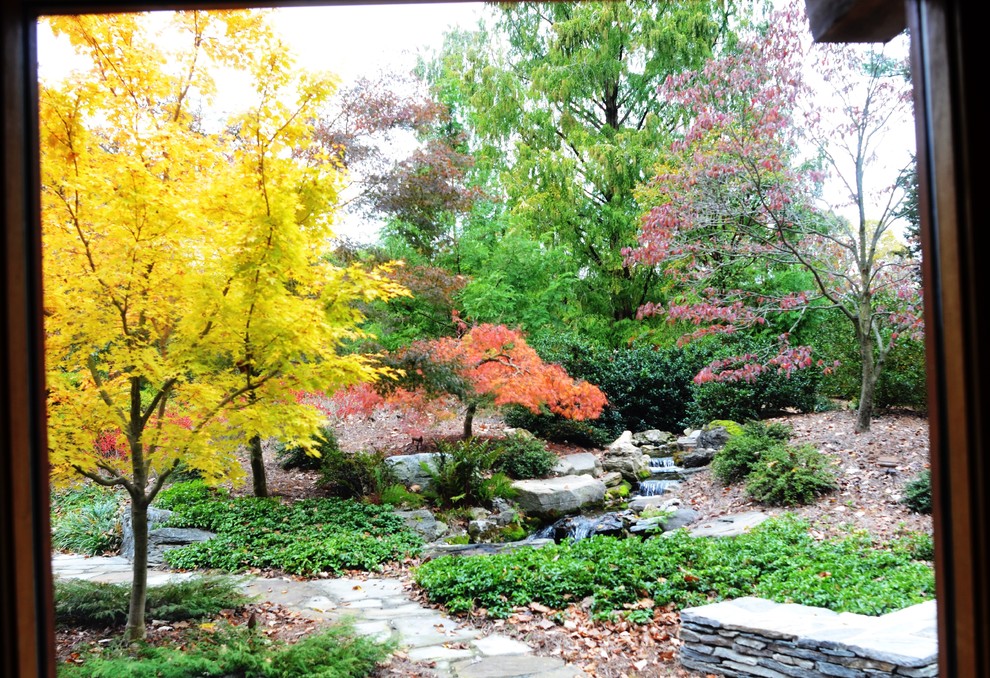 フィラデルフィアにある秋のモダンスタイルのおしゃれな庭 (半日向、天然石敷き) の写真