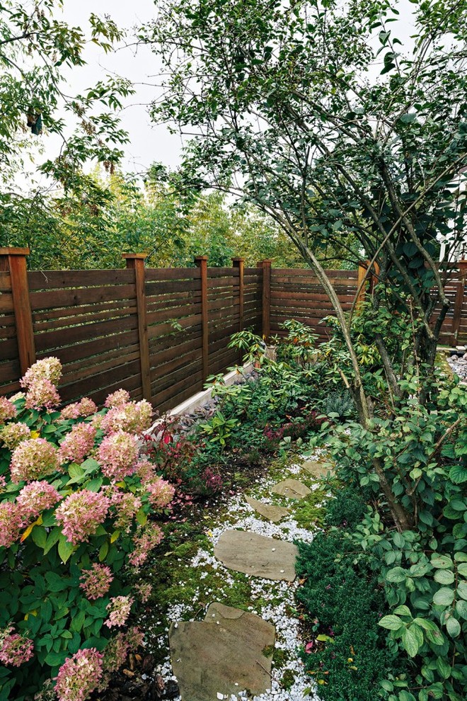 Источник вдохновения для домашнего уюта: участок и сад в классическом стиле с забором