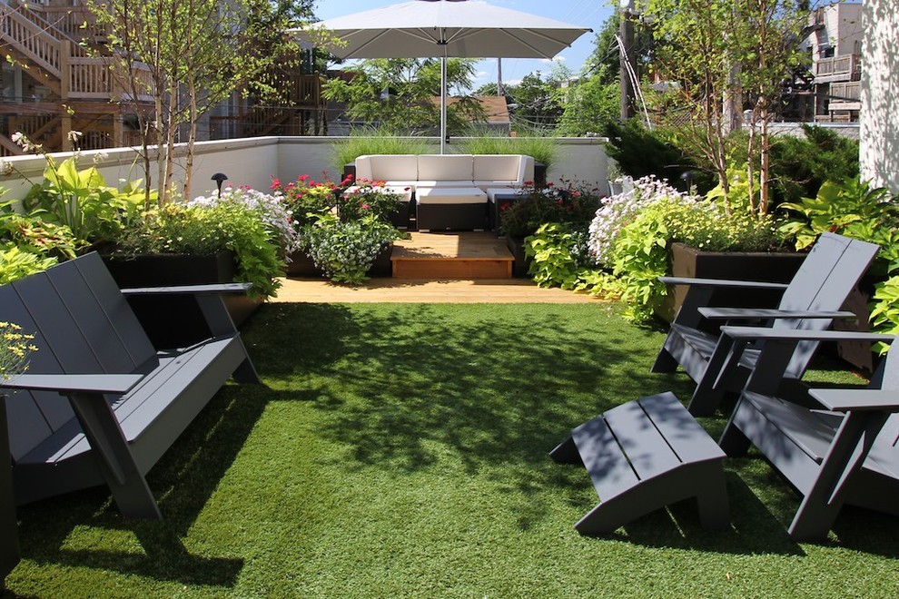 Inspiration for a small traditional backyard landscaping in Chicago.