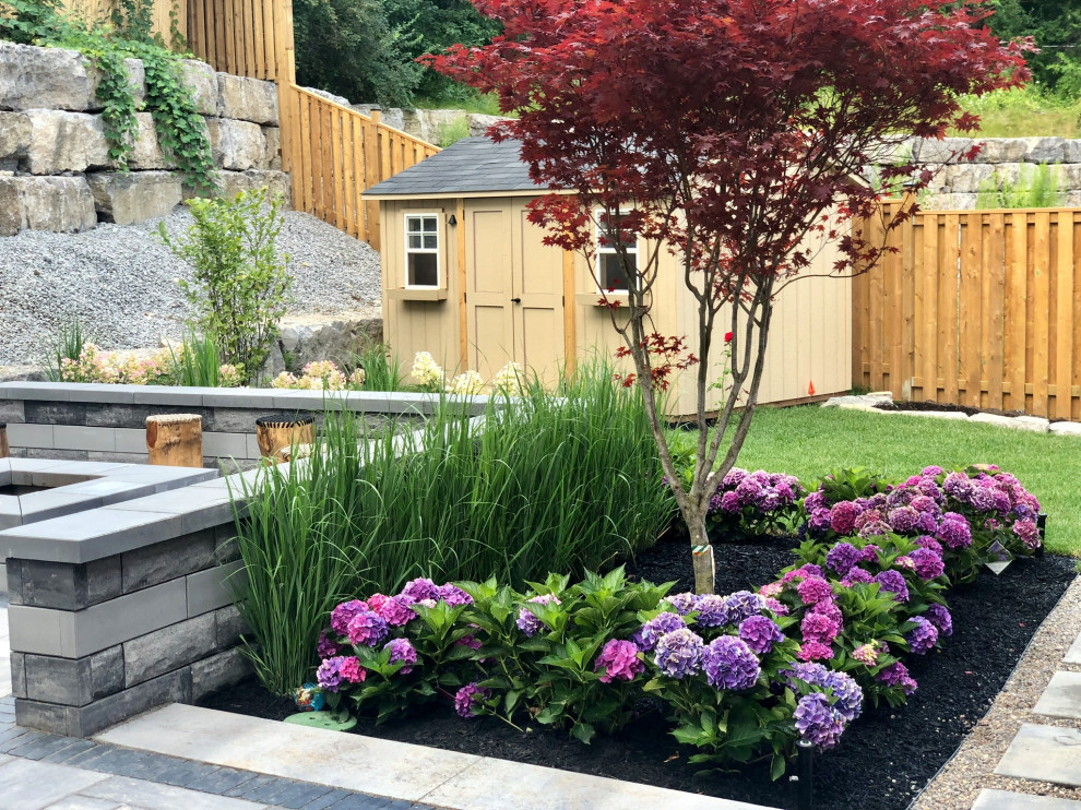 Идея дизайна: участок и сад среднего размера на заднем дворе в современном стиле с мощением клинкерной брусчаткой