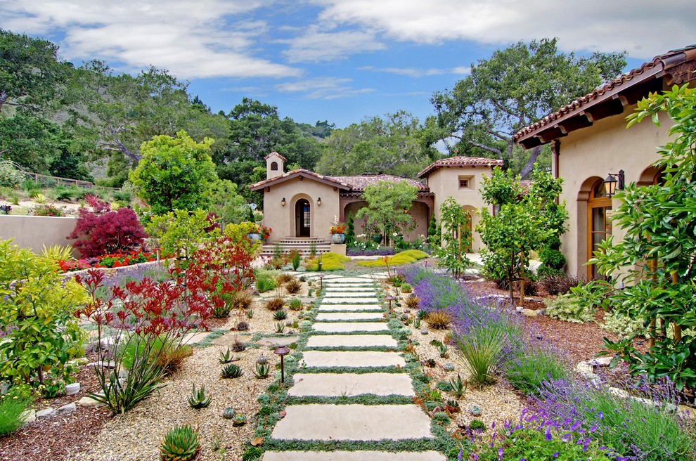 На фото: большой солнечный регулярный сад на внутреннем дворе в средиземноморском стиле с садовой дорожкой или калиткой, хорошей освещенностью и покрытием из каменной брусчатки