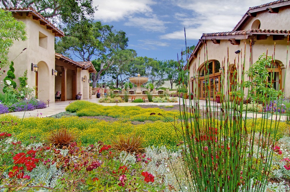Ispirazione per un grande giardino formale mediterraneo esposto in pieno sole in cortile con un ingresso o sentiero e pavimentazioni in pietra naturale