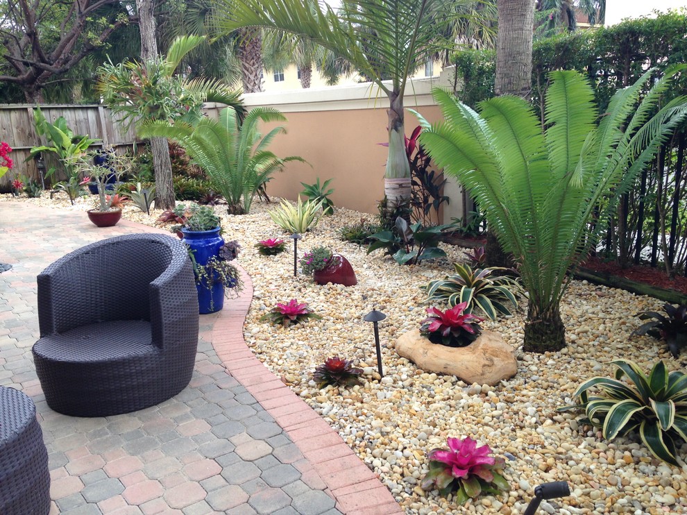 Mittelgroßer, Schattiger Garten hinter dem Haus mit Betonboden in Miami