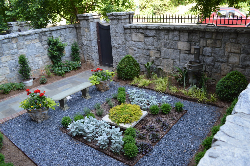 Small classic courtyard garden in Atlanta.