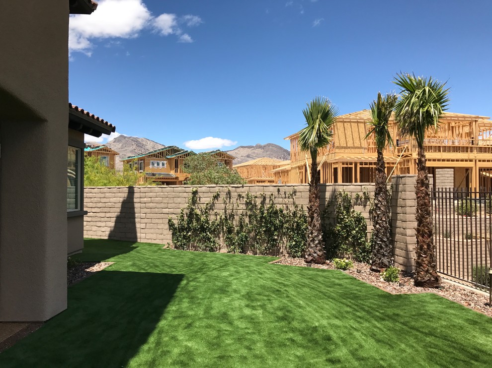 Mittelgroßer Moderner Gartenweg im Sommer, hinter dem Haus mit direkter Sonneneinstrahlung und Betonboden in Las Vegas