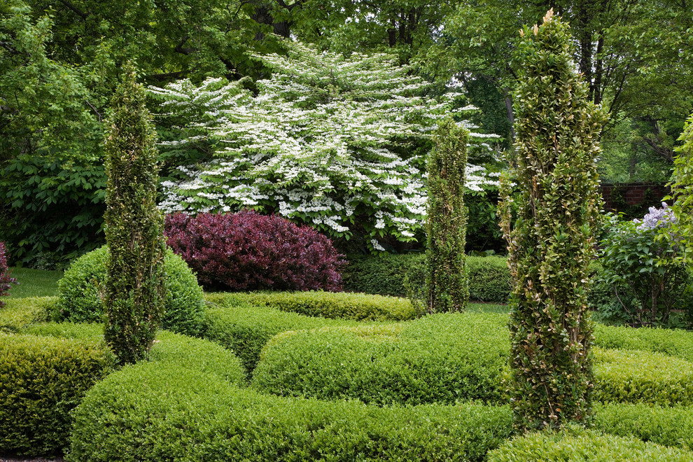 Свежая идея для дизайна: весенний участок и сад в классическом стиле - отличное фото интерьера