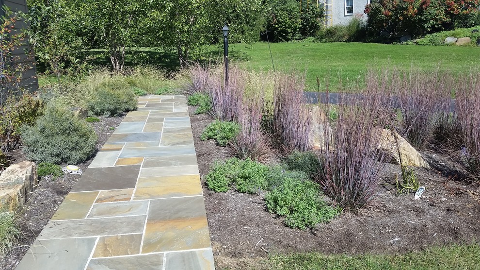 フィラデルフィアにあるラグジュアリーな夏の、巨大なカントリー風のおしゃれな庭 (庭への小道、日向、天然石敷き) の写真