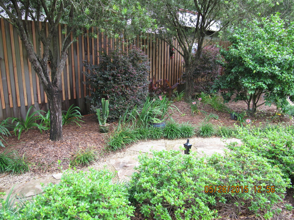 Идея дизайна: участок и сад среднего размера на заднем дворе в морском стиле с садовой дорожкой или калиткой и полуденной тенью