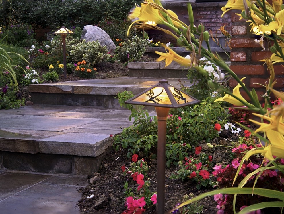 Свежая идея для дизайна: регулярный сад на переднем дворе в стиле кантри с садовой дорожкой или калиткой - отличное фото интерьера
