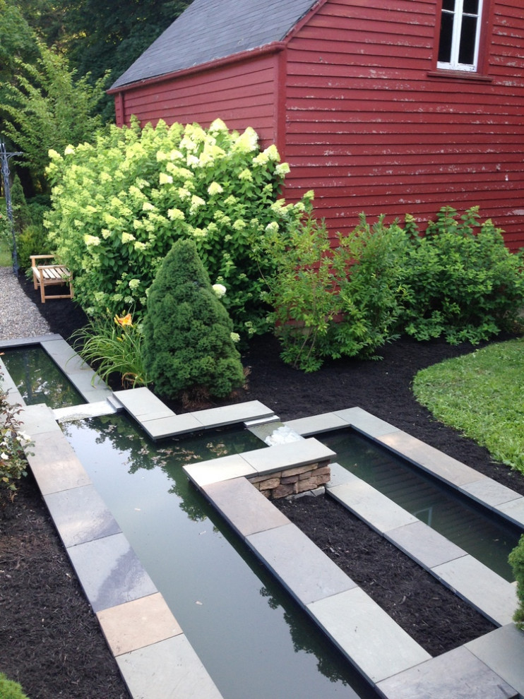 Источник вдохновения для домашнего уюта: летний регулярный сад на заднем дворе в классическом стиле с водопадом, полуденной тенью и покрытием из гравия