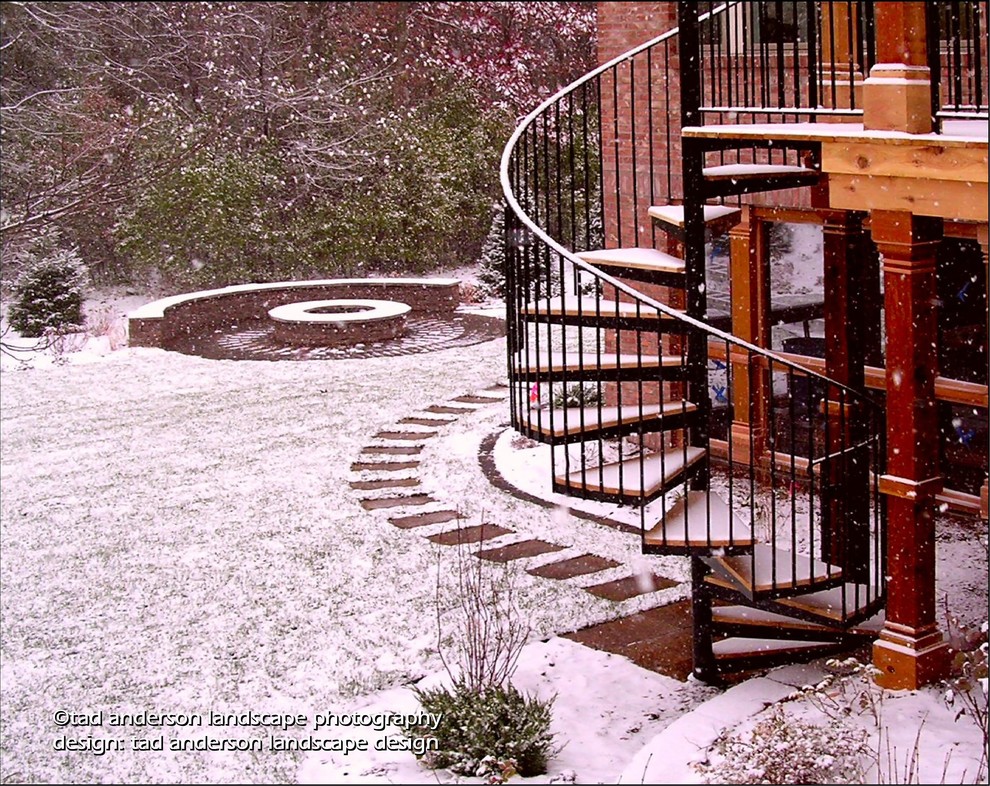 Idee per un giardino moderno esposto a mezz'ombra dietro casa in inverno con un focolare e pavimentazioni in cemento