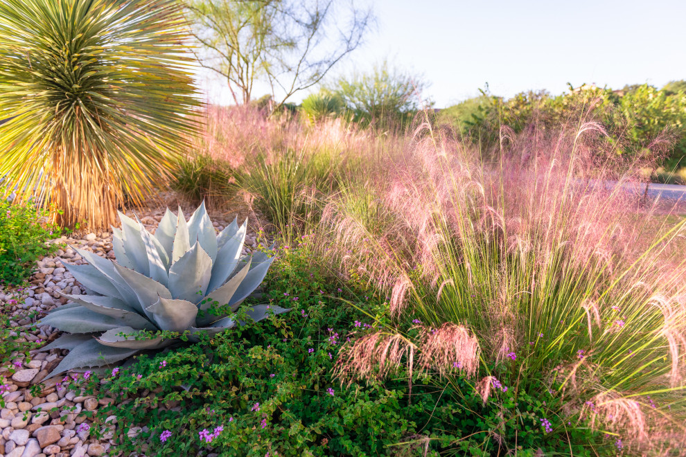 Ispirazione per un grande giardino contemporaneo esposto in pieno sole davanti casa in autunno con sassi di fiume