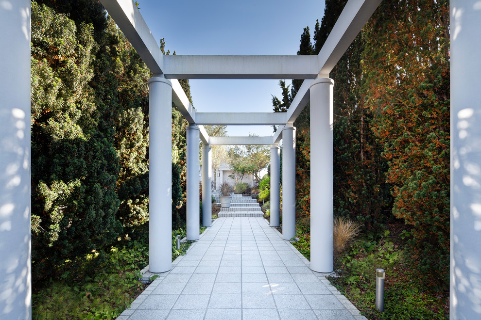 Großer, Halbschattiger Maritimer Garten mit Natursteinplatten in San Francisco