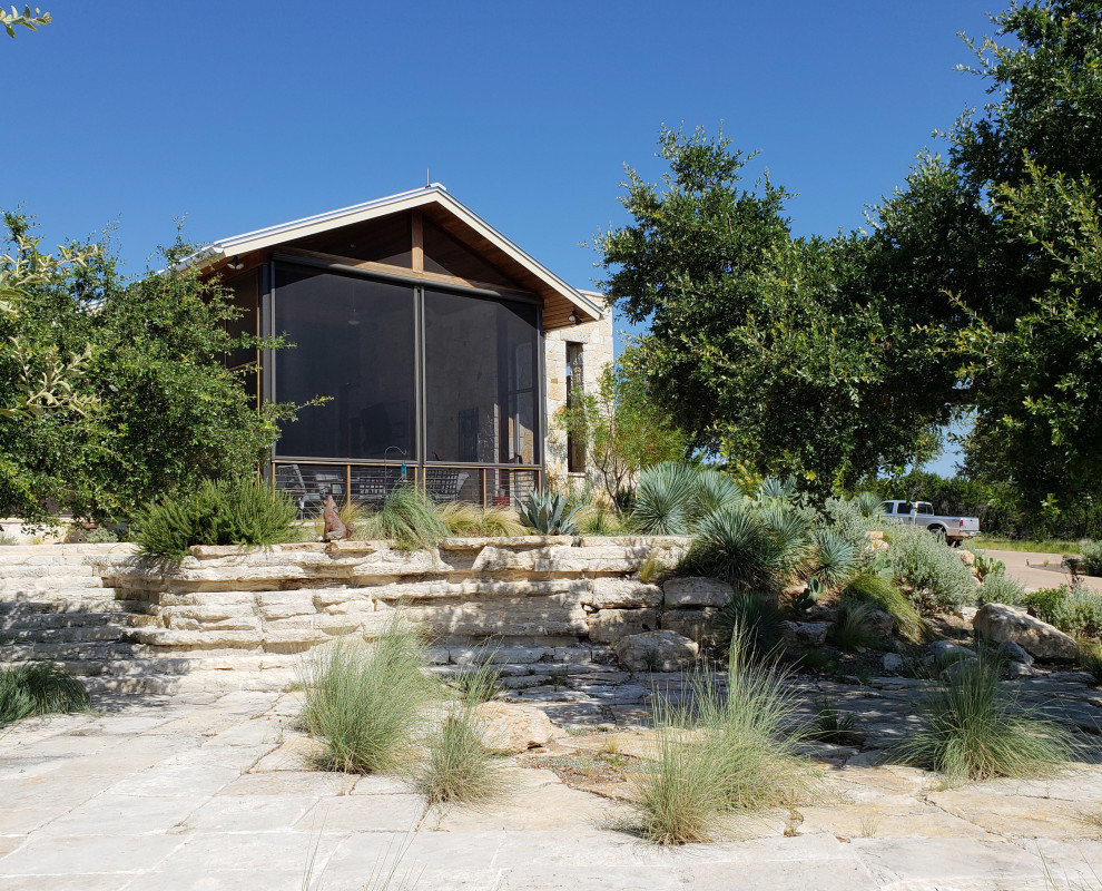 Cette photo montre un très grand jardin sud-ouest américain avec une exposition ensoleillée et des pavés en pierre naturelle.