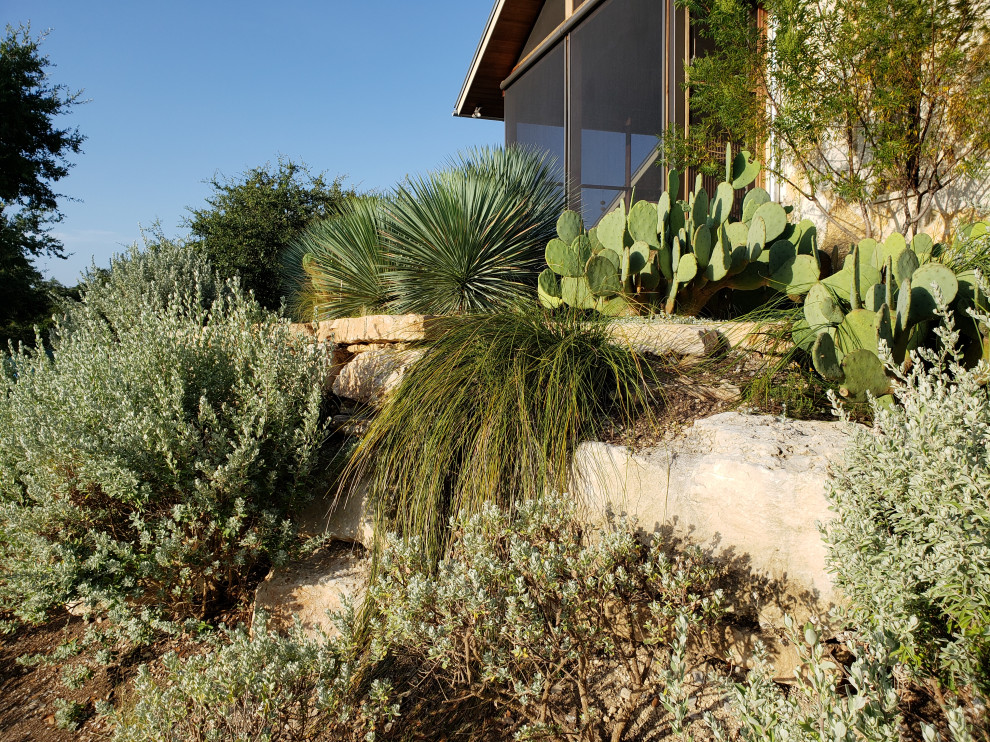 Immagine di un ampio giardino stile americano esposto in pieno sole con pavimentazioni in pietra naturale