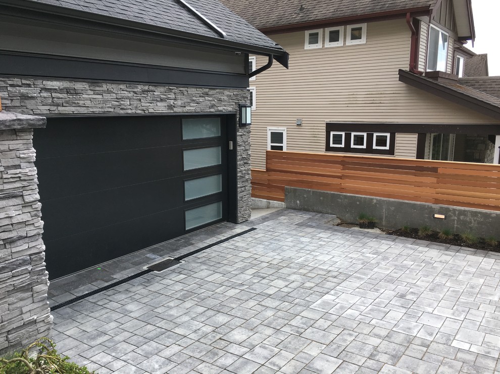 Design ideas for a mid-sized modern front yard stone landscaping in Vancouver.