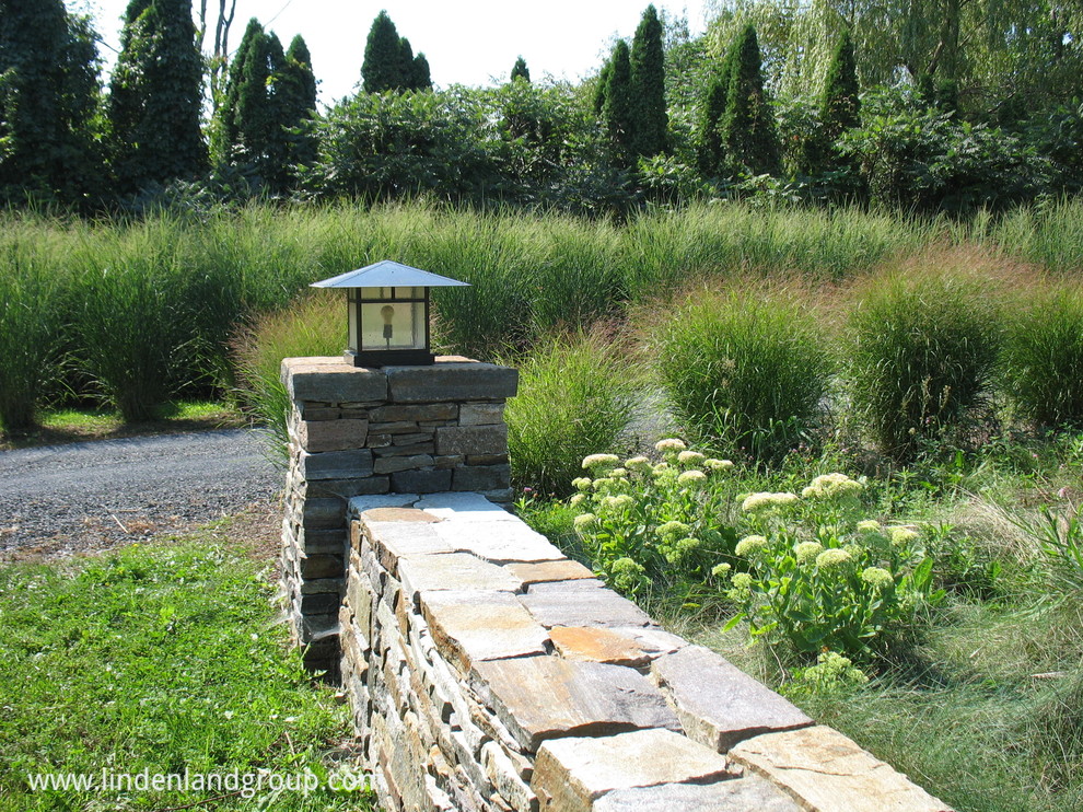 Mittelgroßer Moderner Garten mit Auffahrt, Natursteinplatten und direkter Sonneneinstrahlung in Burlington