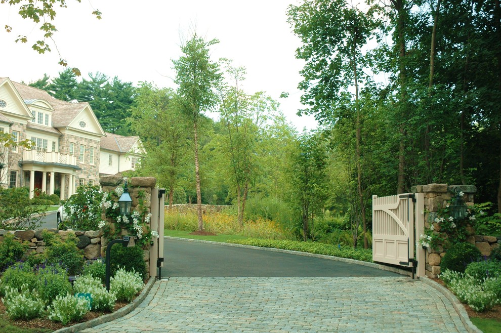 Idéer för en mellanstor klassisk uppfart framför huset, med en trädgårdsgång och marksten i tegel