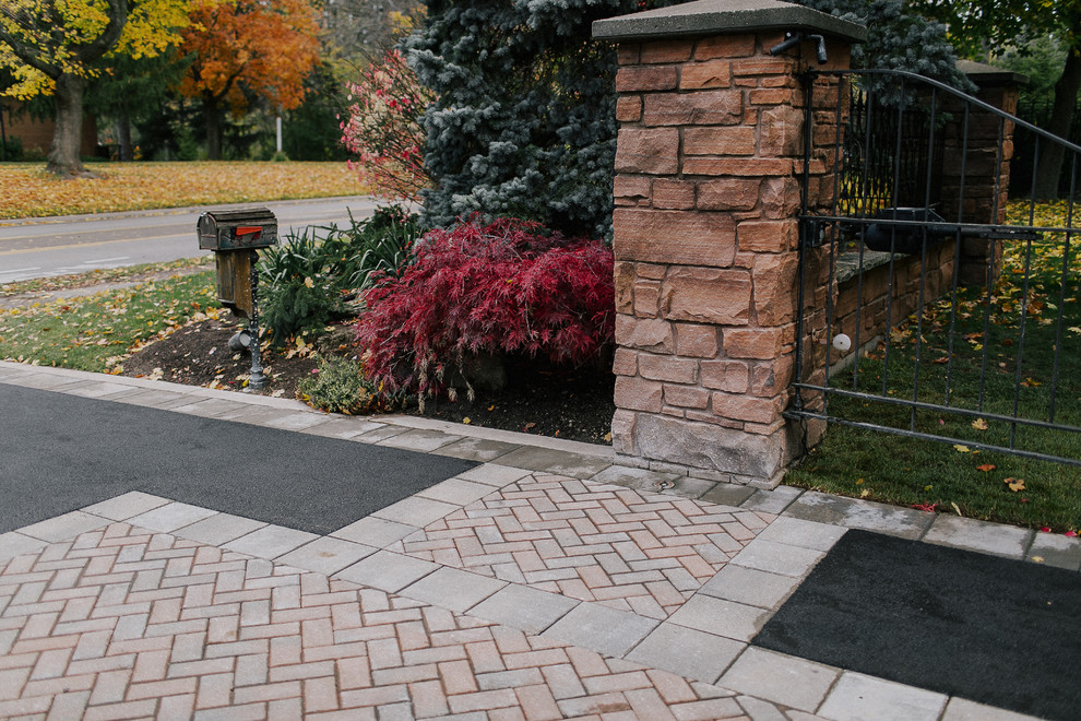 Ispirazione per un grande vialetto d'ingresso tradizionale davanti casa in autunno con pavimentazioni in mattoni